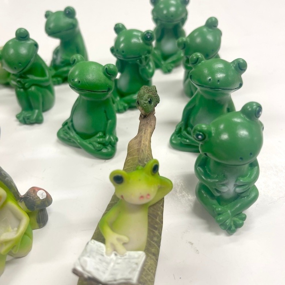 13 Funny Frogs Model Making Garden Decor Crafts NEW CF5 - Picture 2 of 6
